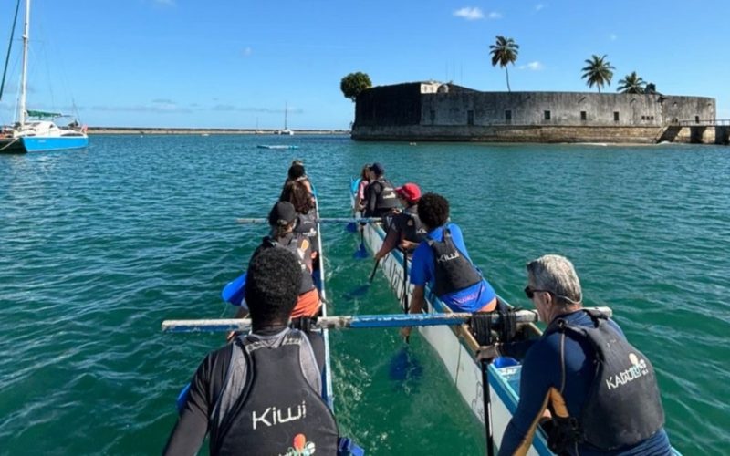 Canoagem havaiana cresce entre baianos com a chegada do verão