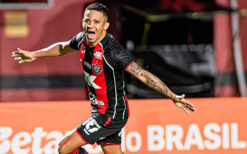 Em confronto de rubro-negros, Vitória leva a melhor e avança na Copa do Brasil