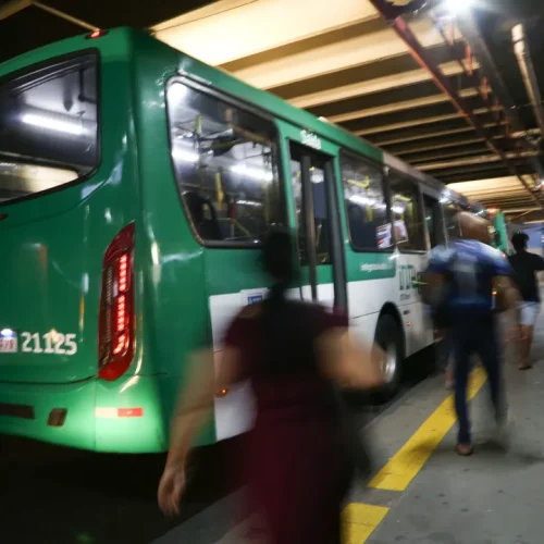 Salvador amanhece sem ônibus após atraso na saída das garagens
