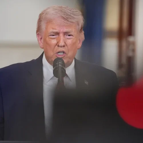 Trump diz que Irã “será varrido da Terra” caso ataque navios dos EUA