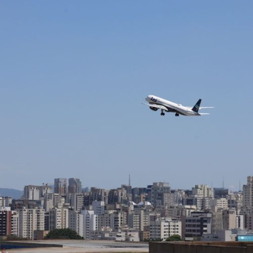 Governo zera impostos sobre querosene de aviação para conter alta dos combustíveis