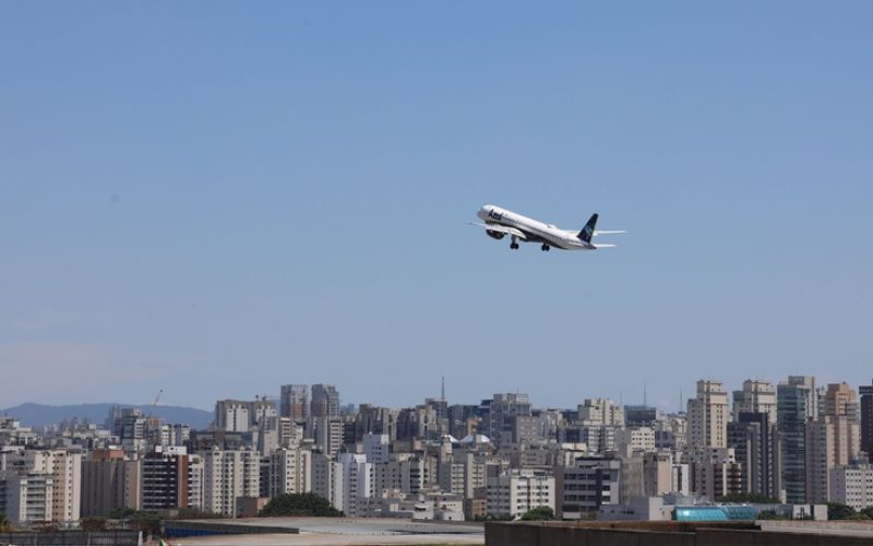 Governo zera impostos sobre querosene de aviação para conter alta dos combustíveis