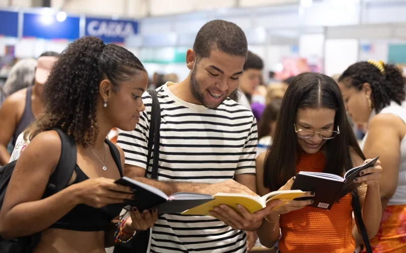 Prefeitura garante vale-livro de R$ 40 para estudantes que vão à Bienal do Livro Bahia