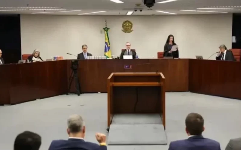 STF forma maioria para condenar Jair Bolsonaro por organização criminosa