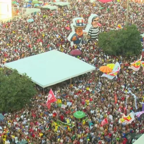 Manifestantes fazem atos contra a PEC da Blindagem e Projeto da Anistia em São Paulo, Rio e outras cidades brasileiras