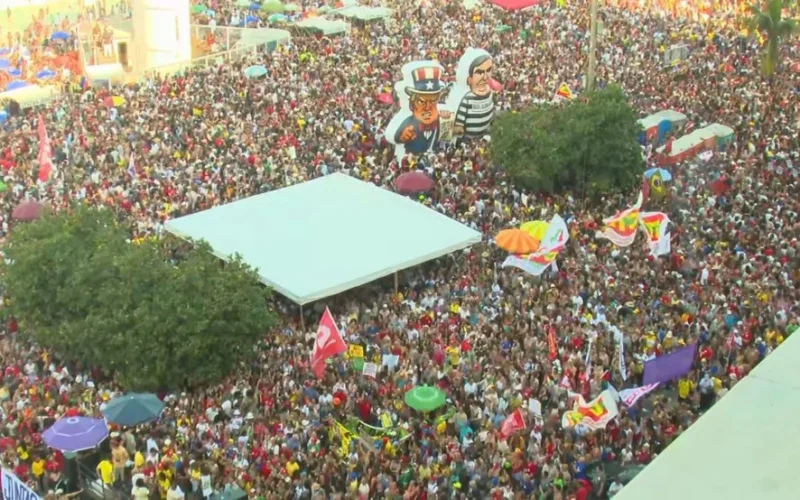 Manifestantes fazem atos contra a PEC da Blindagem e Projeto da Anistia em São Paulo, Rio e outras cidades brasileiras