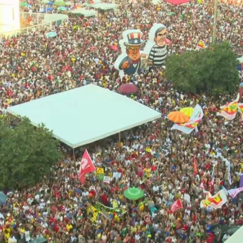 Manifestantes fazem atos contra a PEC da Blindagem e Projeto da Anistia em São Paulo, Rio e outras cidades brasileiras