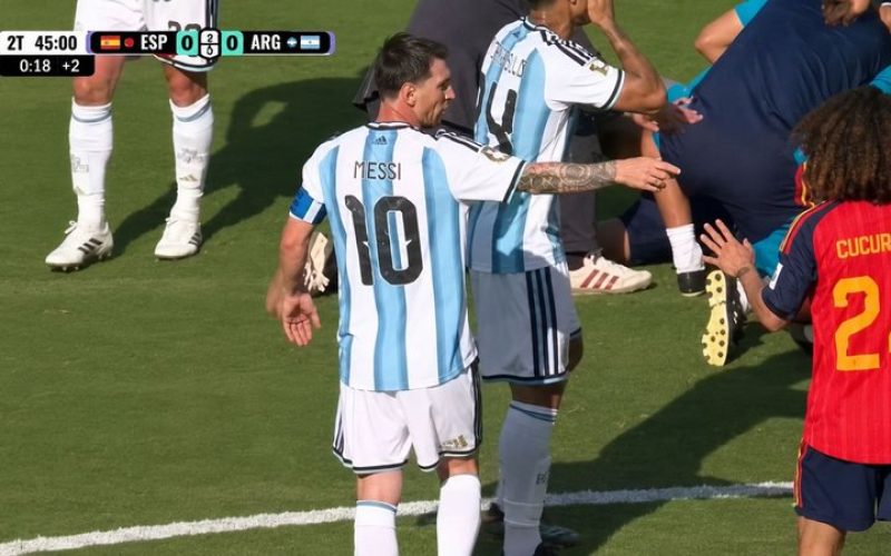 Jornal inglês detona Messi após confusão com jogador da Espanha na final da Copa do Mundo: “Se transformou em uma criança petulante”