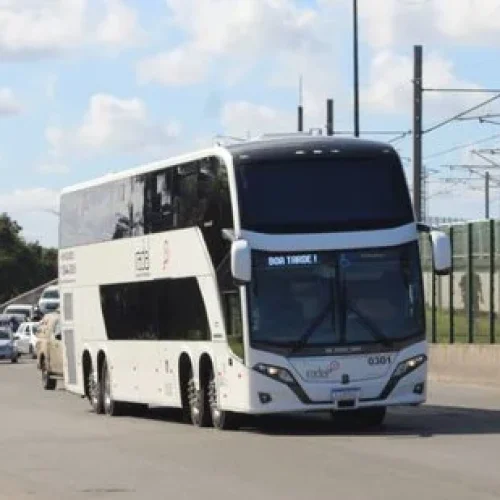 A delegação do Vitória desembarca em área restrita para evitar contato com torcedores