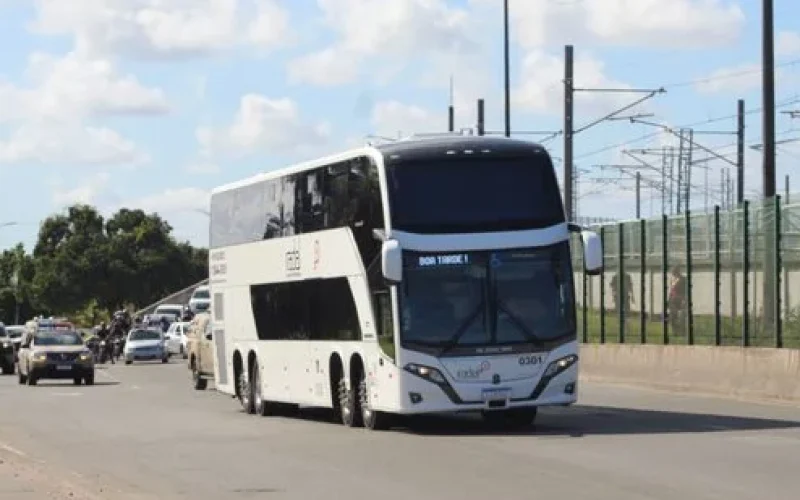 A delegação do Vitória desembarca em área restrita para evitar contato com torcedores