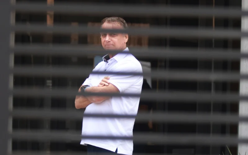 Moraes diz que Bolsonaro tentou romper tornozeleira eletrônica para fugir