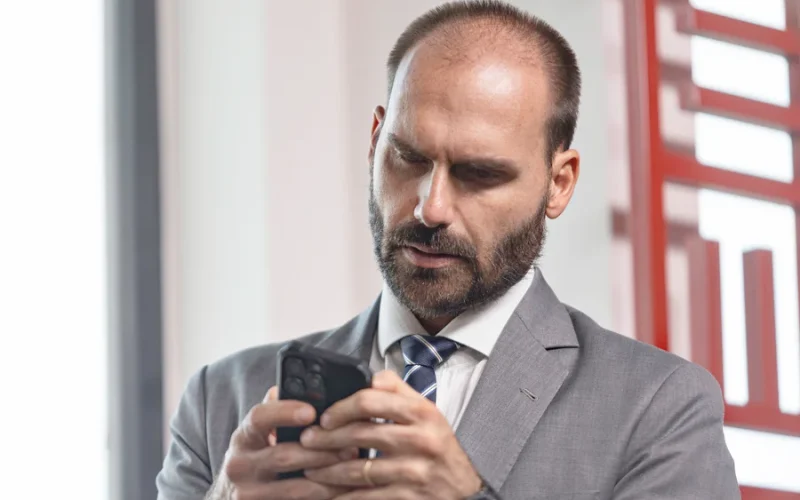 Eduardo Bolsonaro aciona polícia nos EUA após repórter visitar residência da família no Texas