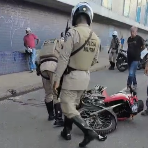 Acidente envolvendo Rodoviários e dupla em fuga na moto assusta moradores na Avenida Jequitaia, Assista vídeos