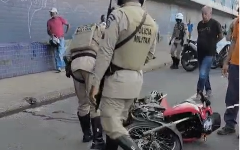 Acidente envolvendo Rodoviários e dupla em fuga na moto assusta moradores na Avenida Jequitaia, Assista vídeos