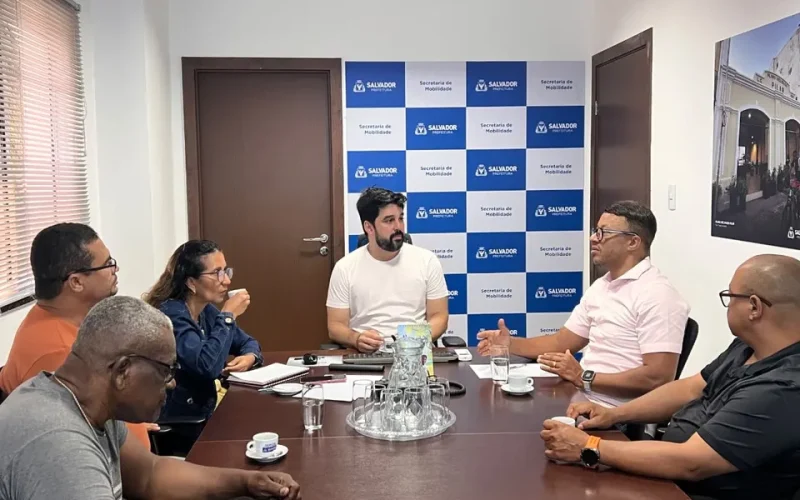 Rodoviários cobram garantia de empregos após fim do dinheiro nos ônibus em Salvador