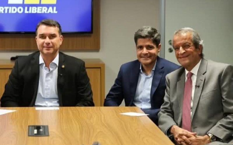 Prefeito expõe real relação entre Flávio Bolsonaro e ACM Neto: “Grande simpatia”