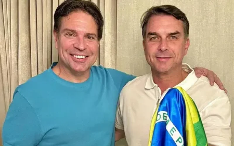 Flávio Bolsonaro aparece ao lado de Ramagem após chegada aos EUA