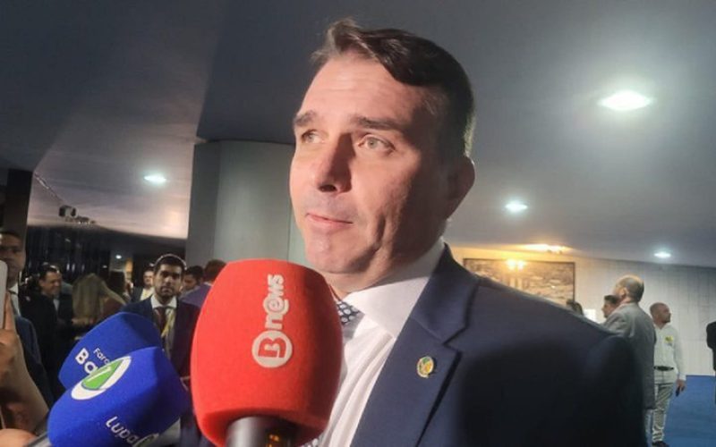 Prisão preventiva de Flávio Bolsonaro é pedida por deputado após áudio com pedido de dinheiro ao Banco Master