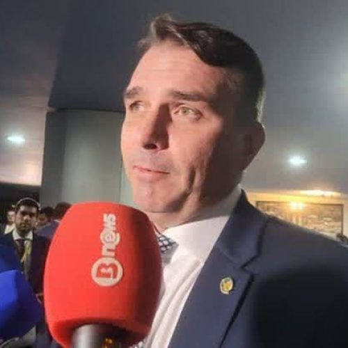 Flávio Bolsonaro vota a favor do fim da escala 6×1 após 4 horas sem registrar presença no Senado