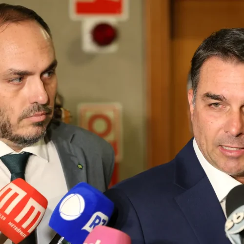 Flávio Bolsonaro provoca Lula após desistência do petista; entenda