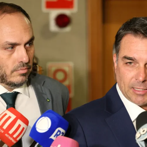 Flávio Bolsonaro provoca Lula após desistência do petista; entenda