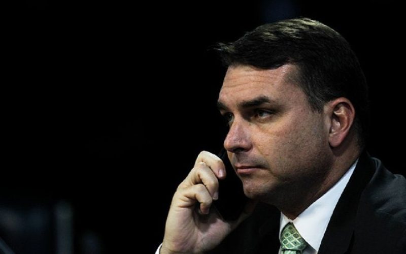 Áudio de Flávio Bolsonaro cobrando dinheiro de Daniel Vorcaro cai como uma bomba no meio político