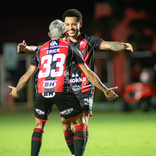 Vitória atropela Chapecoense e ganha fôlego no Brasileirão