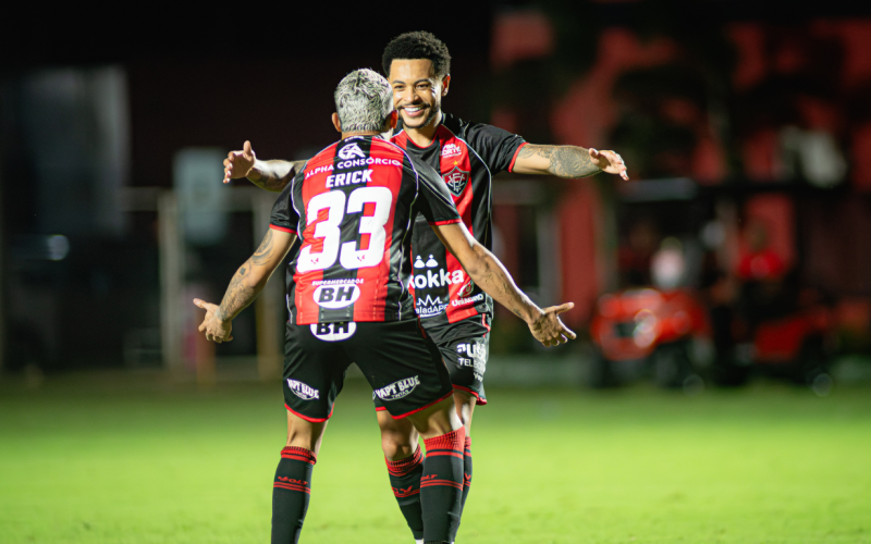Vitória atropela Chapecoense e ganha fôlego no Brasileirão