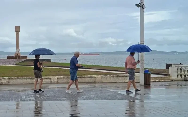 Frente fria e ventania fecham travessias de lanchas e colocam Salvador em alerta