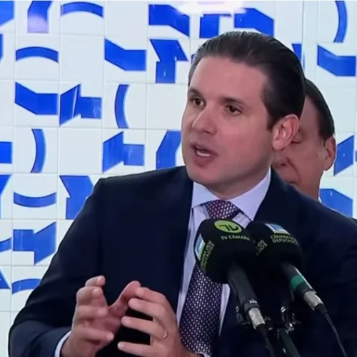 Fim da escala 6×1: Motta define prazo de 14 meses para reduzir jornada. 