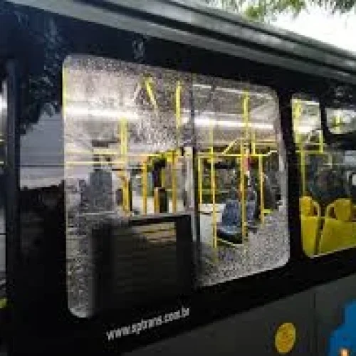 Aumento de vandalismo contra ônibus em São Paulo gera crise no transporte coletivo São Paulo