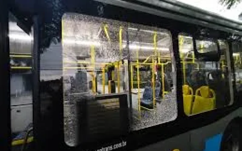 Aumento de vandalismo contra ônibus em São Paulo gera crise no transporte coletivo São Paulo