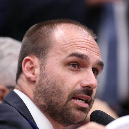 Ministro do STF manda expedir mandado de prisão contra Eduardo Bolsonaro