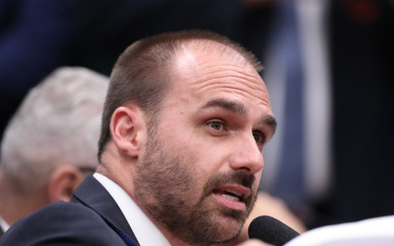 Ministro do STF manda expedir mandado de prisão contra Eduardo Bolsonaro