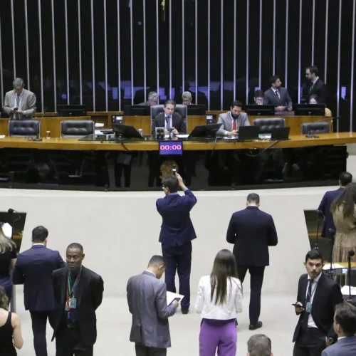 Câmara dá “tapa na sociedade” ao rejeitar aumento de impostos para bancos, bilionários e casas de aposta