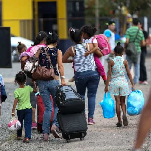 Venezuelanos abandonados em Montes Claros vivem há cinco anos no Brasil e pedem solução definitiva