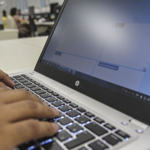 Dois adolescentes são identificados como autores de deepfake pornô com professora na Bahia