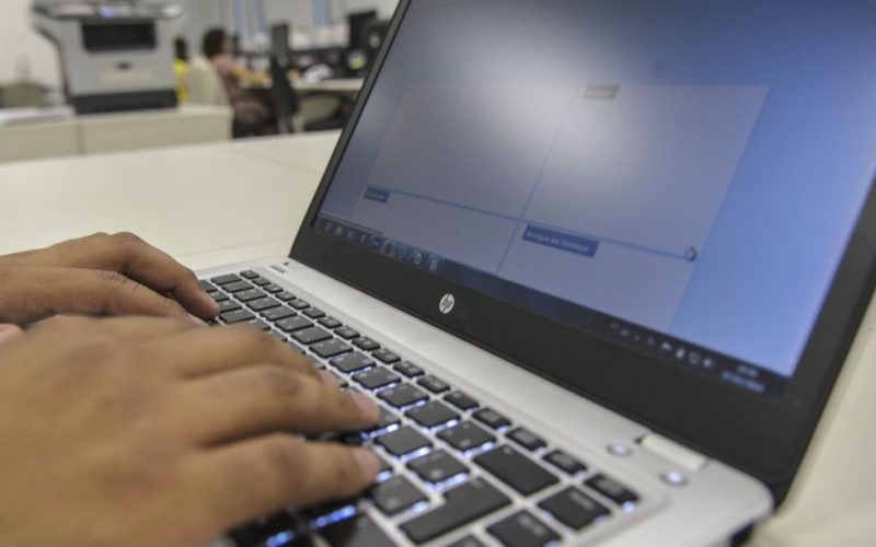 Dois adolescentes são identificados como autores de deepfake pornô com professora na Bahia