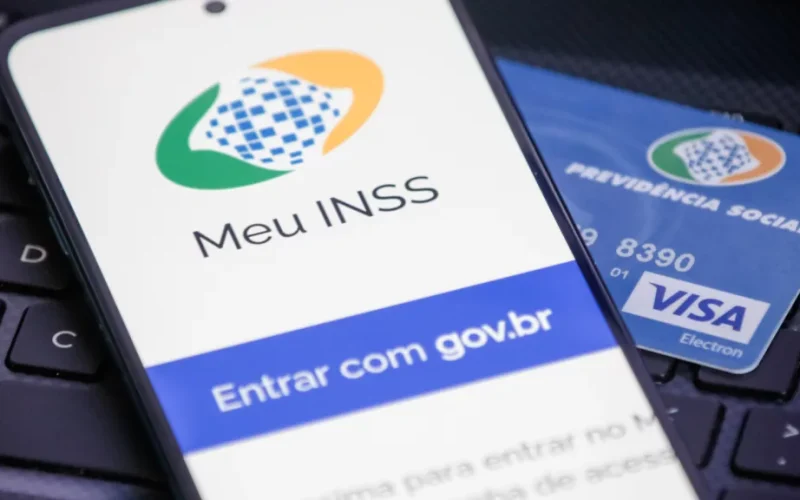 Lula sanciona lei que proíbe descontos indevidos em benefícios do INSS