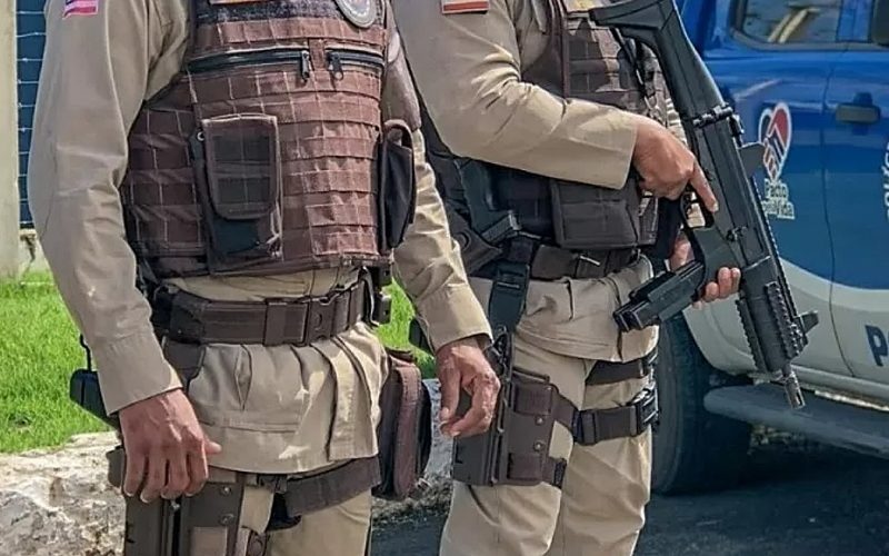 Policial é baleado na cabeça e ônibus deixam de circular em localidades de Salvador