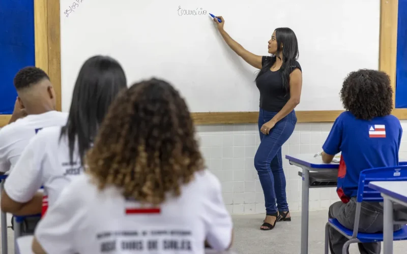 Projeto do novo salário dos professores chega à Alba com reajuste em 2026