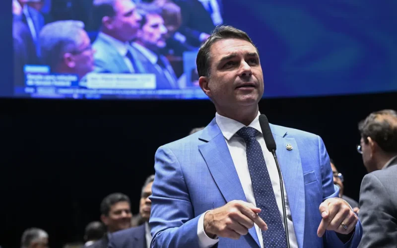 Trump dará vistos a Flávio Bolsonaro e família para entrada nos EUA