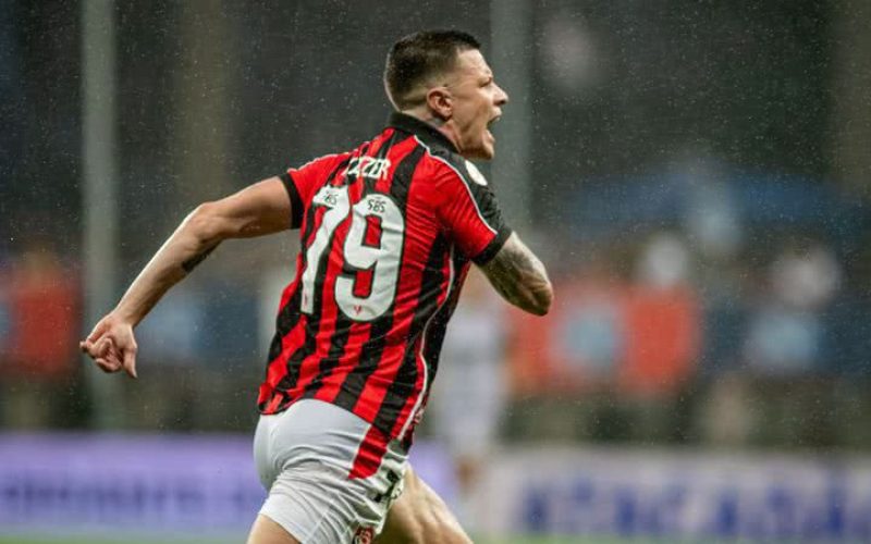 Lei do ex? Renato Kayzer reencontra o Vasco, maior vítima da carreira, pelo Brasileirão