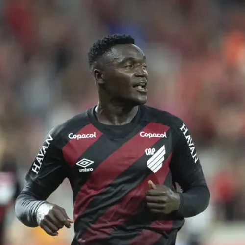 Kevin Viveros, do Athletico-PR, provoca o Bahia antes de duelo entre os times no Brasileirão