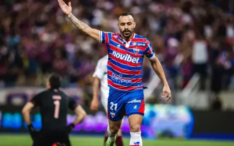 Vitória sonda situação de atacante do Fortaleza
