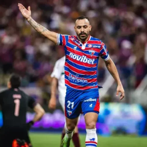 Vitória sonda situação de atacante do Fortaleza